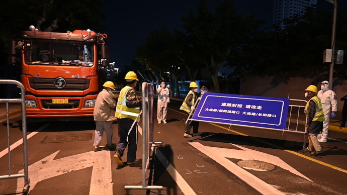 上海杨浦公安组织拆除16个街面硬隔离设施