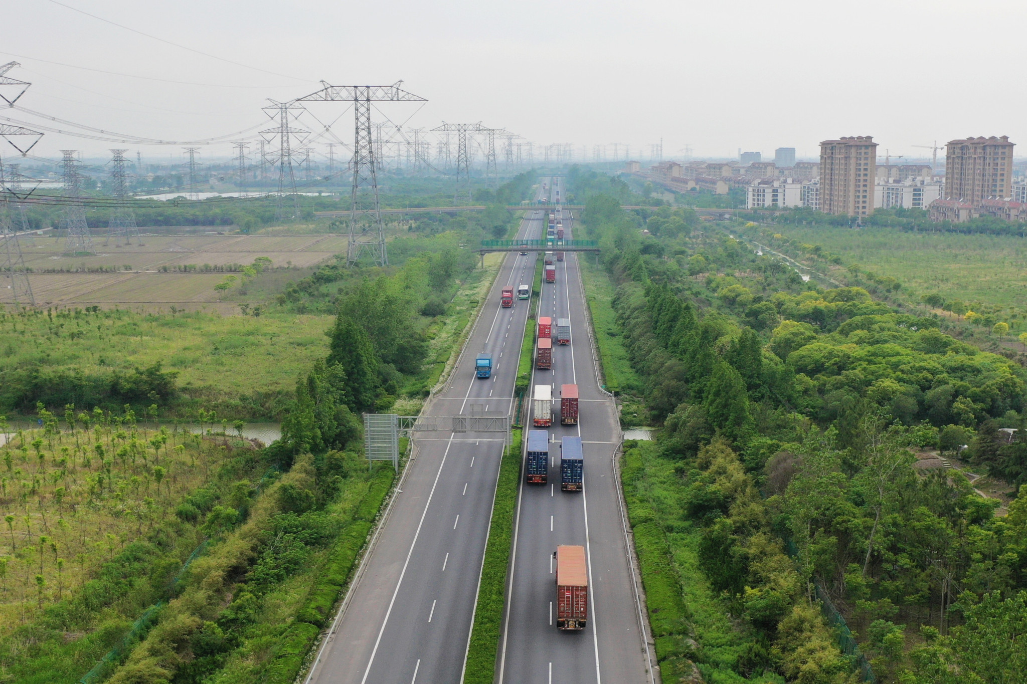 2022年5月19日，上海，绕城高速上，集卡车流往来频繁。据悉，随着上海复工复产的推进，物流行业持续复苏。