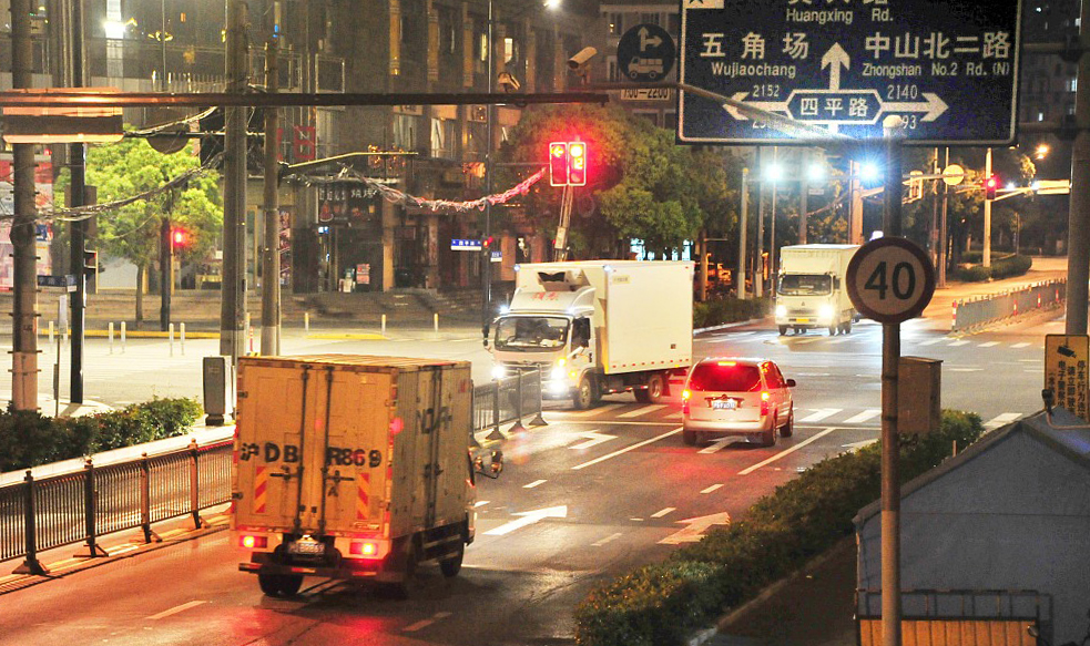 2022年5月18日，上海，复工复产在全面稳步推进，马路上的快递运输车辆多了起来。