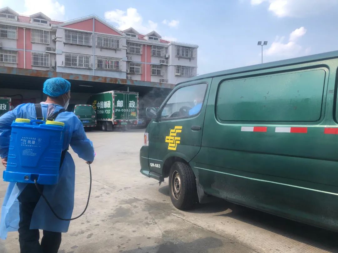 2022年5月17日，嘉定邮政二级邮件转运中心，工作人员在给邮政车辆消毒。上海嘉定微信公众号 图