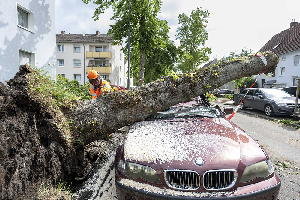 当地时间2022年5月21日，德国北莱茵-威斯特法伦州，多座城镇遭遇强风暴天气，目前已造成至少1人死亡、40人受伤，其中10人伤势严重。
