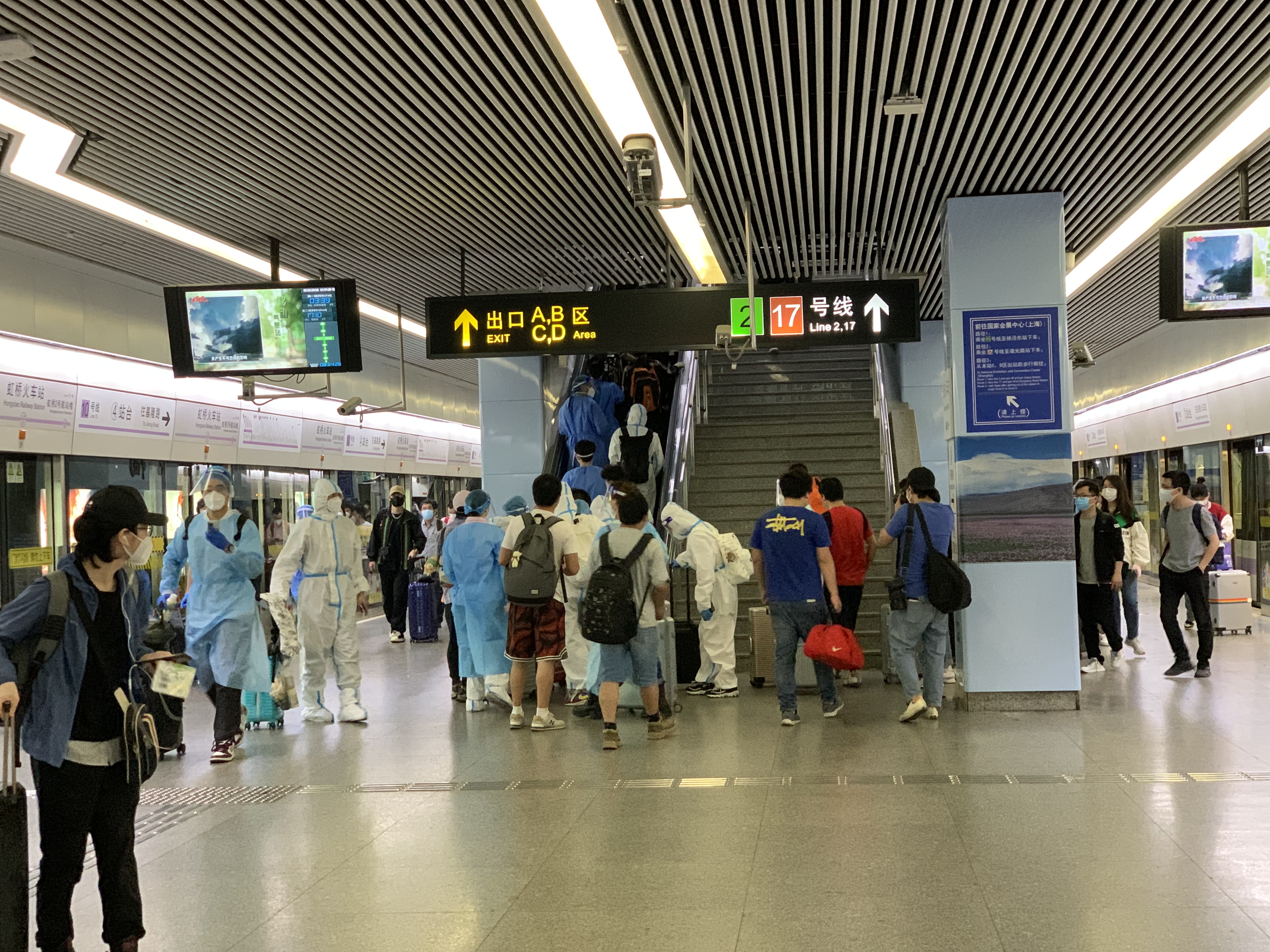 乘客们从地铁站进入上海火车站.