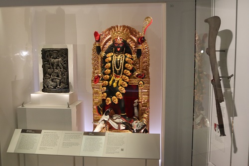 展览现场，印度教女神迦梨和19世纪铁制“剑斧”