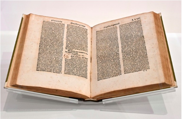 展览现场，一本名为《女巫的安息日》的书，作者是德国文艺复兴时期的艺术家汉斯·鲍尔丁·格林