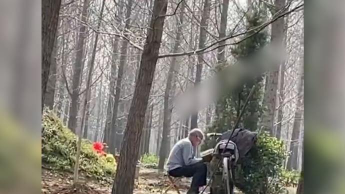 妻子去世后，老人天天骑车去坟前为她读书
