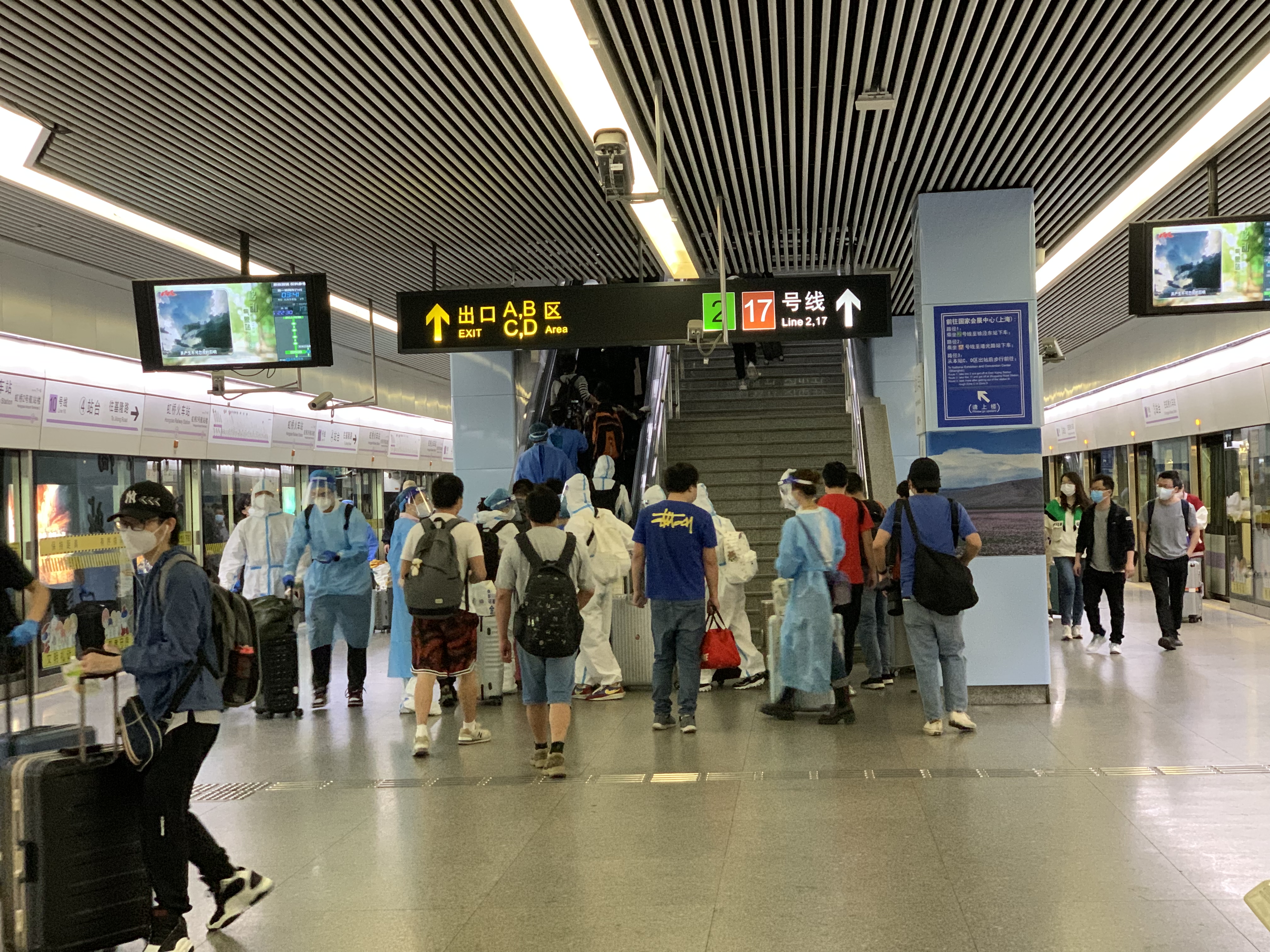 乘客們統一在虹橋火車站下車而後,記者獨自坐上了返程的地鐵.