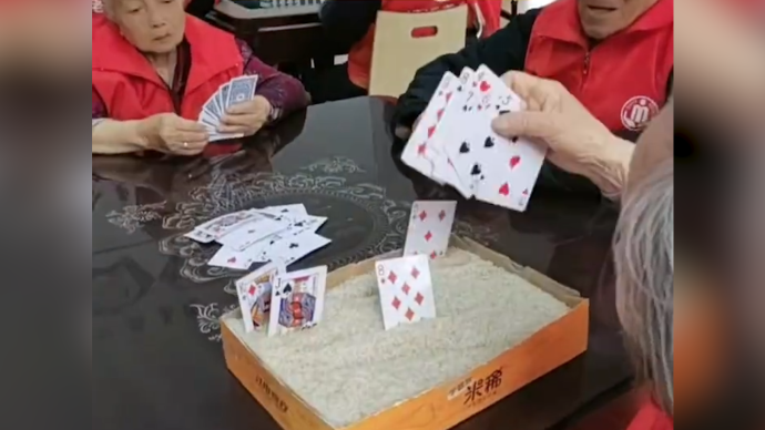 八旬偏瘫奶奶为打牌自创米盒插牌法