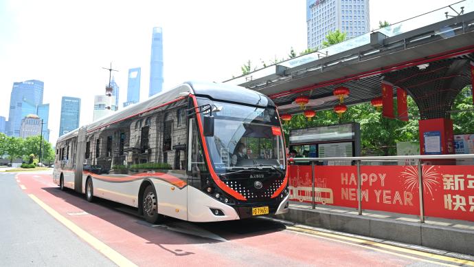 实探上海71路公交恢复运营首日：市民走出家门游外滩