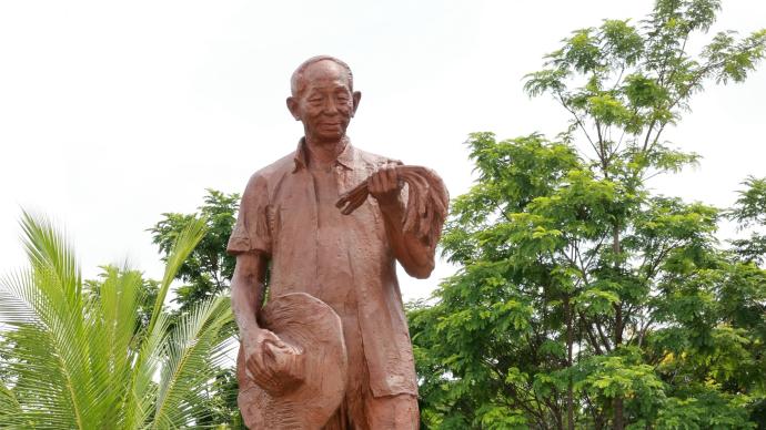 袁隆平院士铜像在三亚水稻国家公园落成