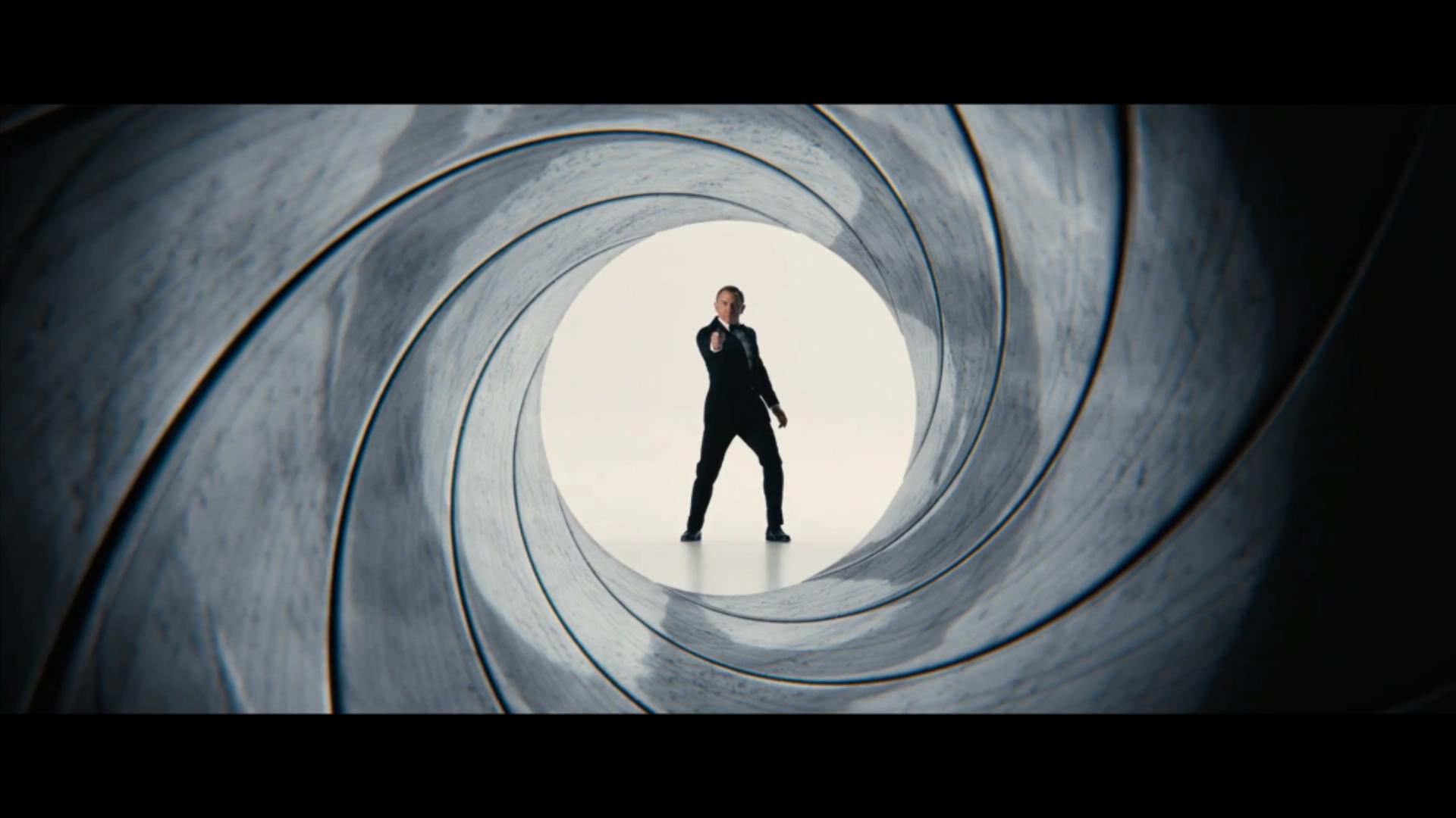 《无暇赴死》中丹尼尔·克雷格在片头枪管漩涡镜头中亮相