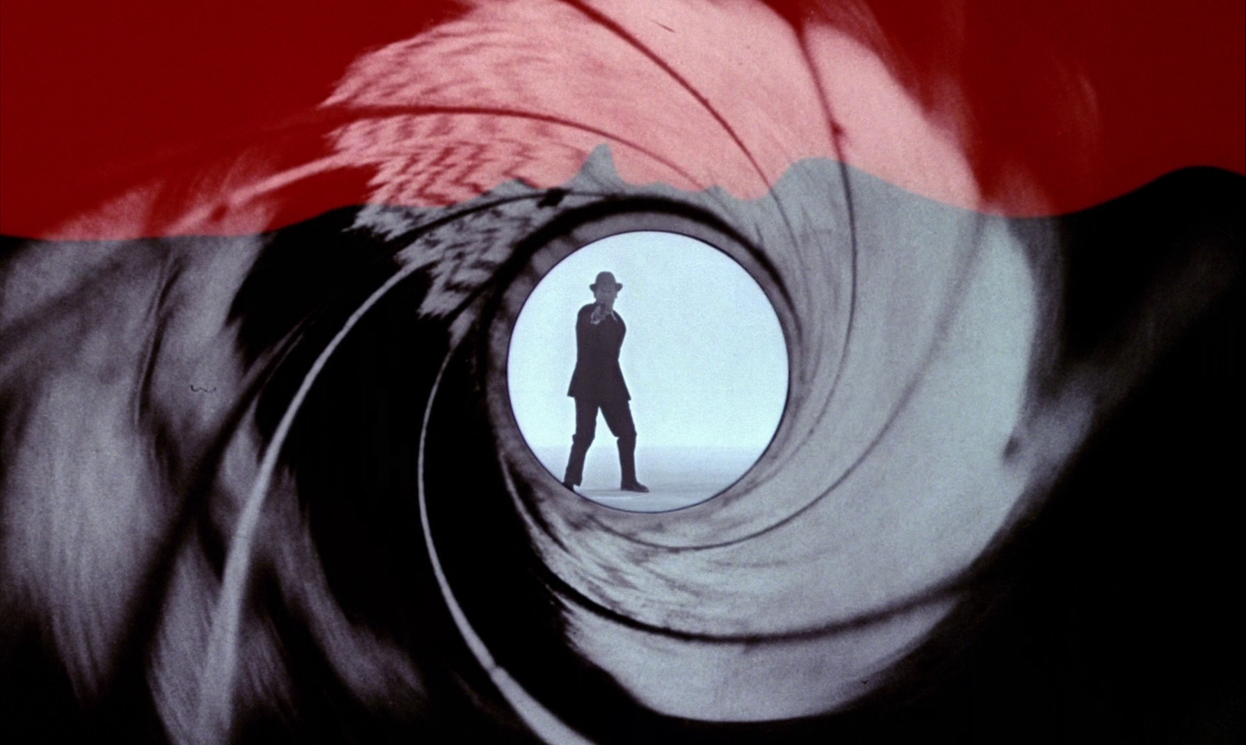 首部007电影《诺博士》片头，邦德（图中人并不是肖恩·康纳利，而是他的替身演员 Ben Simmons）在枪管的漩涡视窗中亮相，向观众射击的经典造型