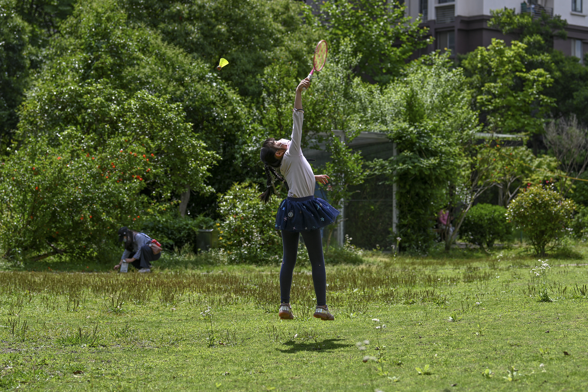 2022年5月21日，上海晶华坊，小女孩跳起来打羽毛球。