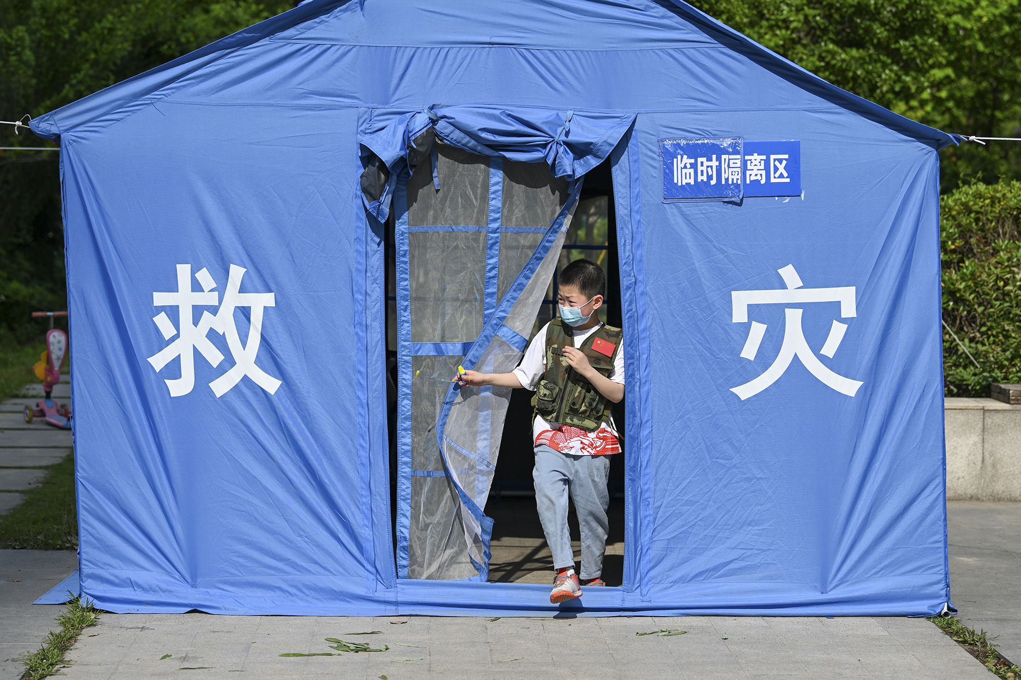 2022年5月21日，上海晶华坊，小男孩在帐篷里玩耍。