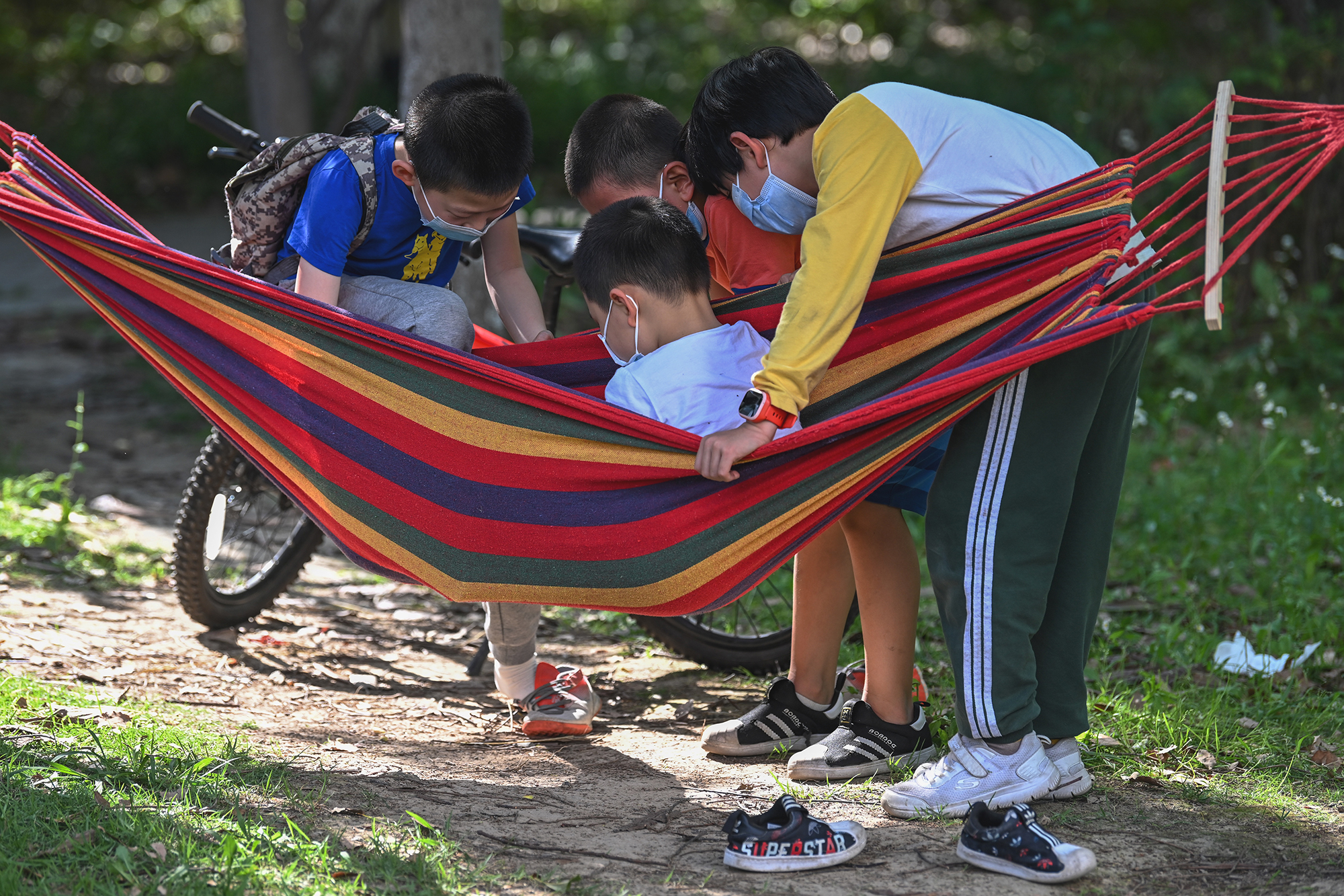 2022年5月21日，上海晶华坊，小朋友在小区花园里搭了个吊床，享受周末时光。