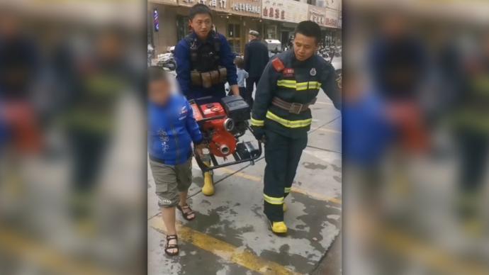 小朋友帮抬机动泵，消防员：将他收入消防队指日可待