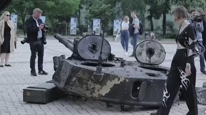 乌克兰公开展示被毁俄军装备：遍布弹孔，民众围观