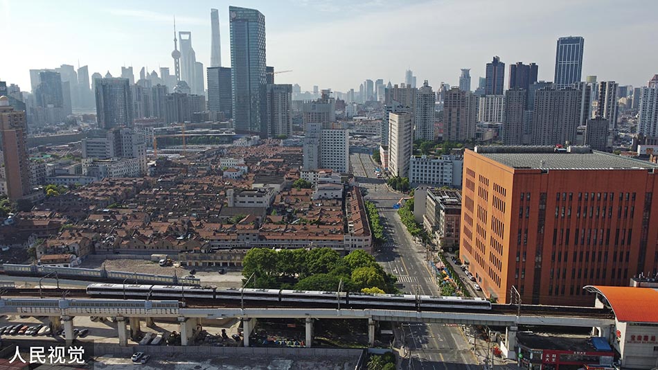 2022年5月22日，航拍正在运营中的上海轨道交通3号线。（无人机照片） 中新社记者殷立勤/人民视觉 图