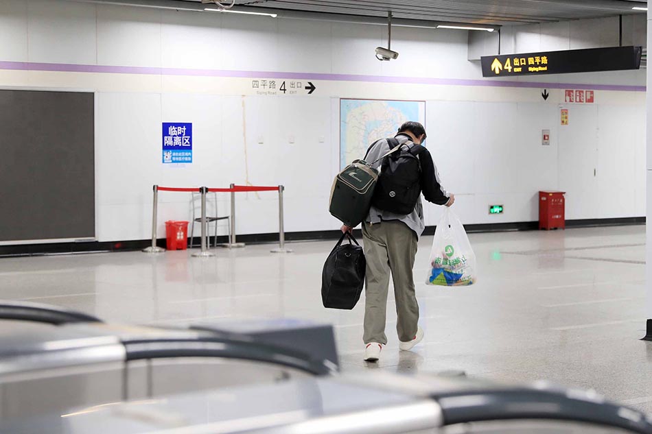 2022年5月22日，上海，乘客背着大包小包进入地铁站内。IC  图