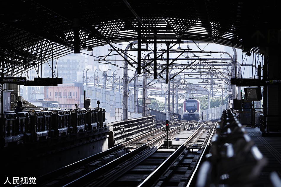 2022年5月22日，上海轨道交通3号线列车驶入宝山路站台。中新社记者殷立勤/人民视觉 图