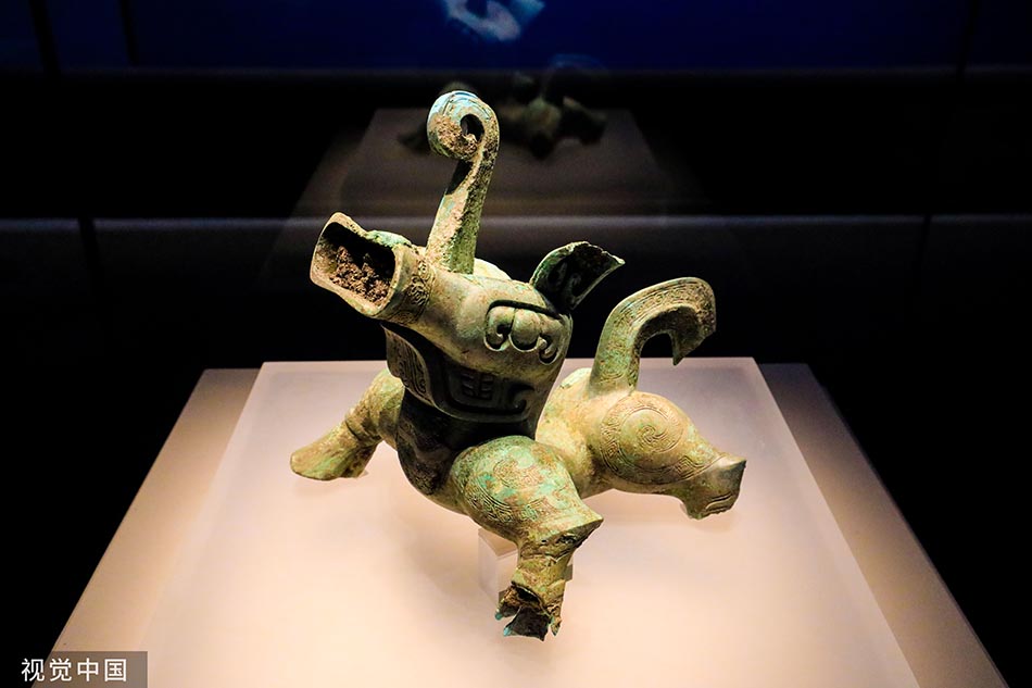 2022年5月18日，“花开并蒂——巴蜀青铜文明特展”在四川省宜宾市博物院举行。铜神兽首次亮相。严易程/视觉中国 图