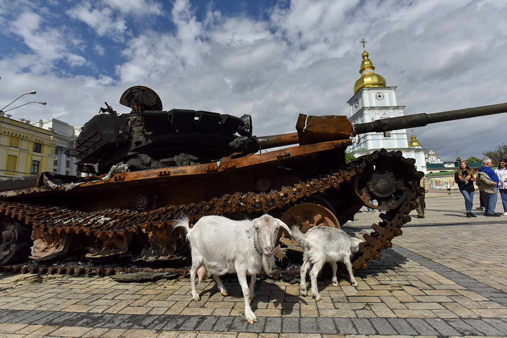 当地时间2022年5月21日，乌克兰基辅，街头展出在俄乌冲突期间俄军遭毁坏的坦克和军用车辆。