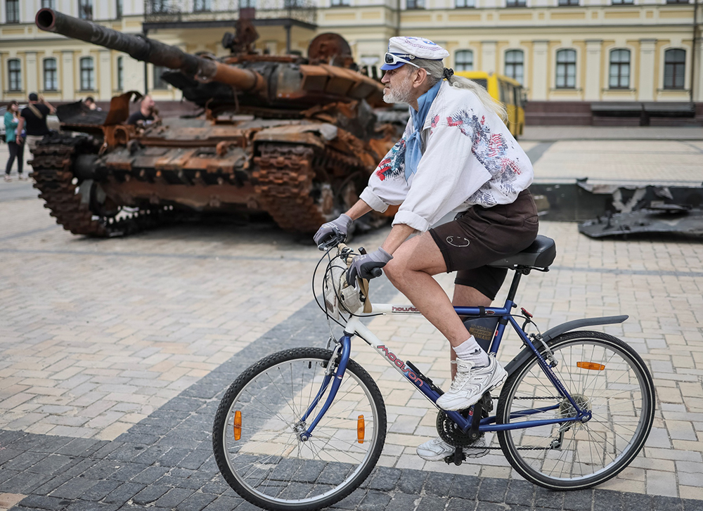 当地时间2022年5月21日，乌克兰基辅，街头展出在俄乌冲突期间俄军遭毁坏的坦克和军用车辆。