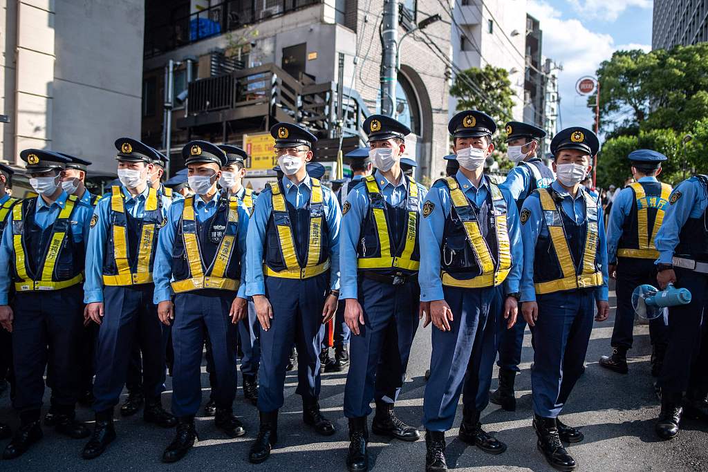 当地时间2022年5月22日，日本东京，美国总统拜登于22日傍晚抵达日本开始为期3天的访问，鉴于乌克兰局势致国际形势紧张，（东京警方）警视厅22日傍晚将进一步提高警戒等级，动员1.8万名警察建立“最大规模”的戒备态势，并落实反恐对策。