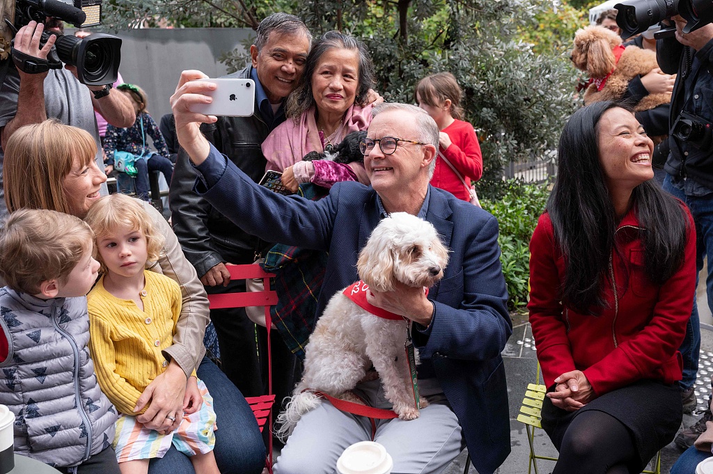 当地时间2022年5月22日，澳大利亚悉尼，澳大利亚工党领袖安东尼·阿尔巴尼斯赢得大选后，在当地图书馆与支持者们会面，并与自己的宠物狗Toto自拍。