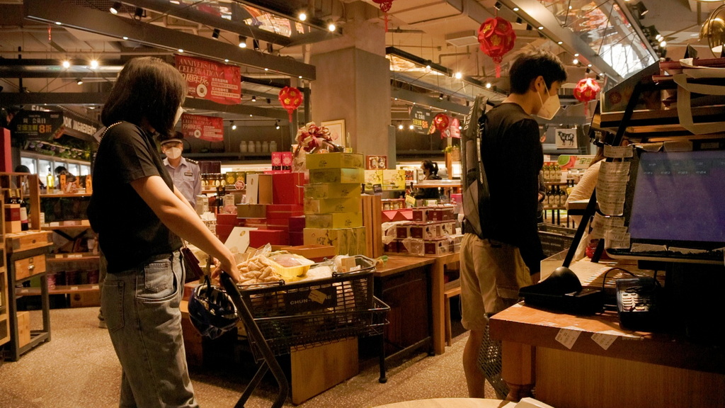 上海浦东花木地区4座大型商超开放,警方驻守保障购物秩序_浦江头条_澎