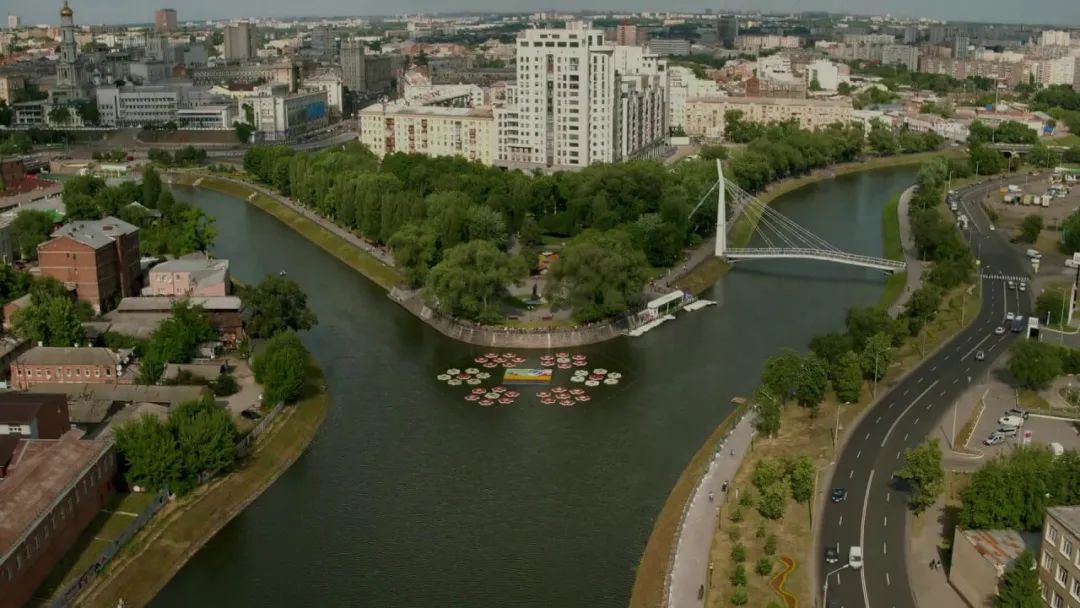  一张 Lopan-Kharkiv 河支流的老照片，可以看到哈尔科夫富有层次感的城市结构