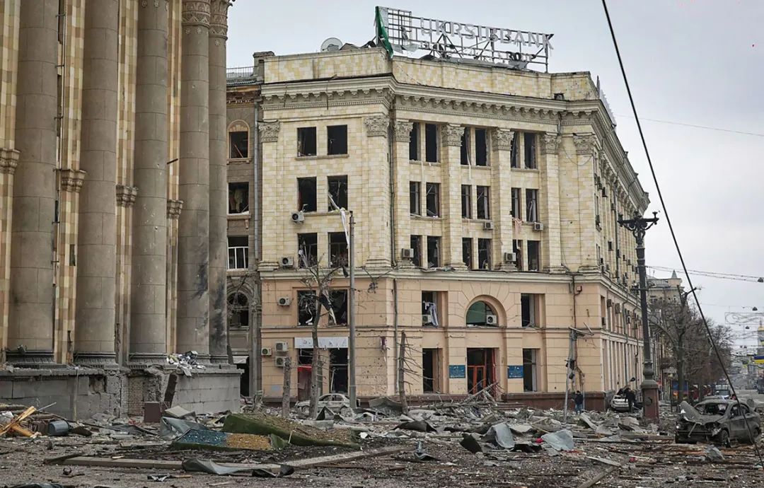 3月1日，遭到炮击后，哈尔科夫的一座行政大楼