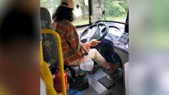 贵州一公交司机边开车边玩手机还不系安全带，被辞退