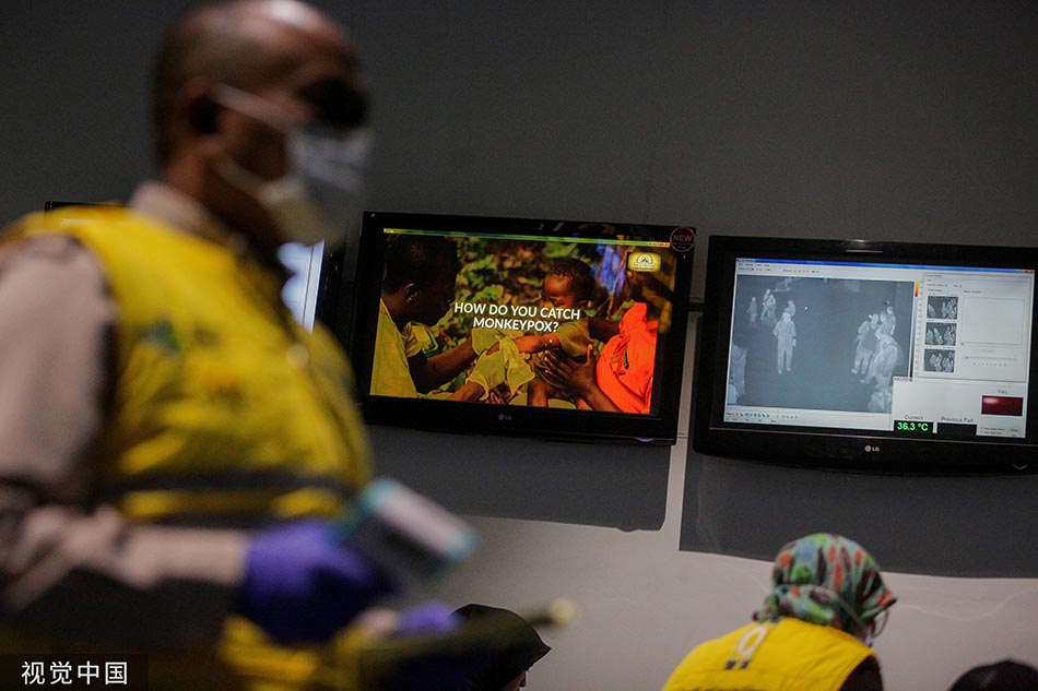 当地时间2019年5月15日，印度尼西亚首都雅加达附近的坦格朗，一名卫生官员站在机场猴痘病毒信息中心前。视觉中国 图