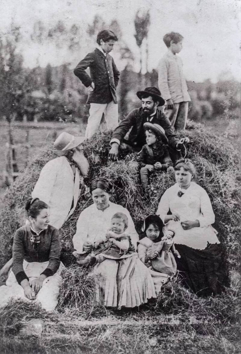 毕沙罗一家人和朋友， 白胡子者为毕沙罗，卢西安和乔治站在草垛上