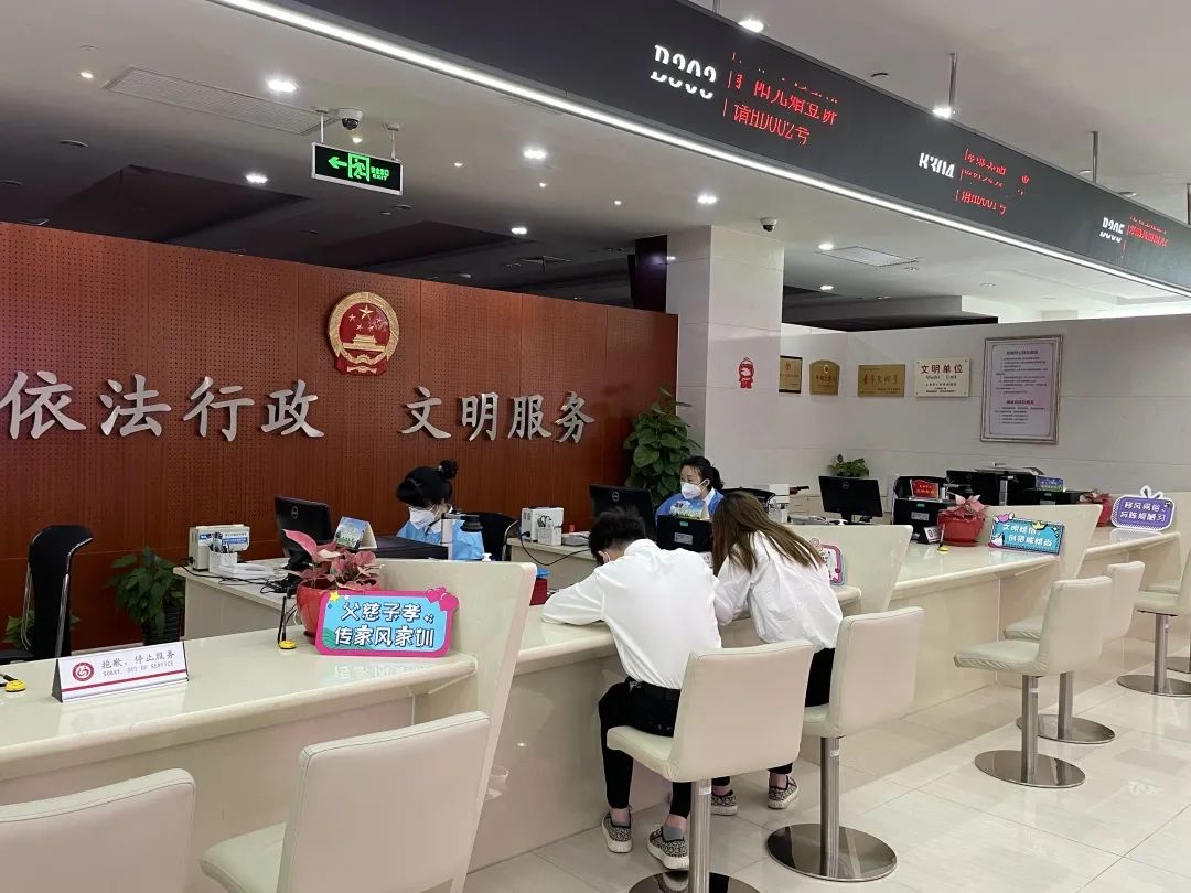 上海奉贤区民政局婚姻登记处复工首日办理结婚登记2对