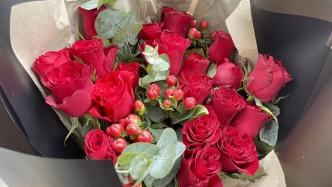 上海医护夫妻的520：近2个月不见，丈夫送妻子一束玫瑰