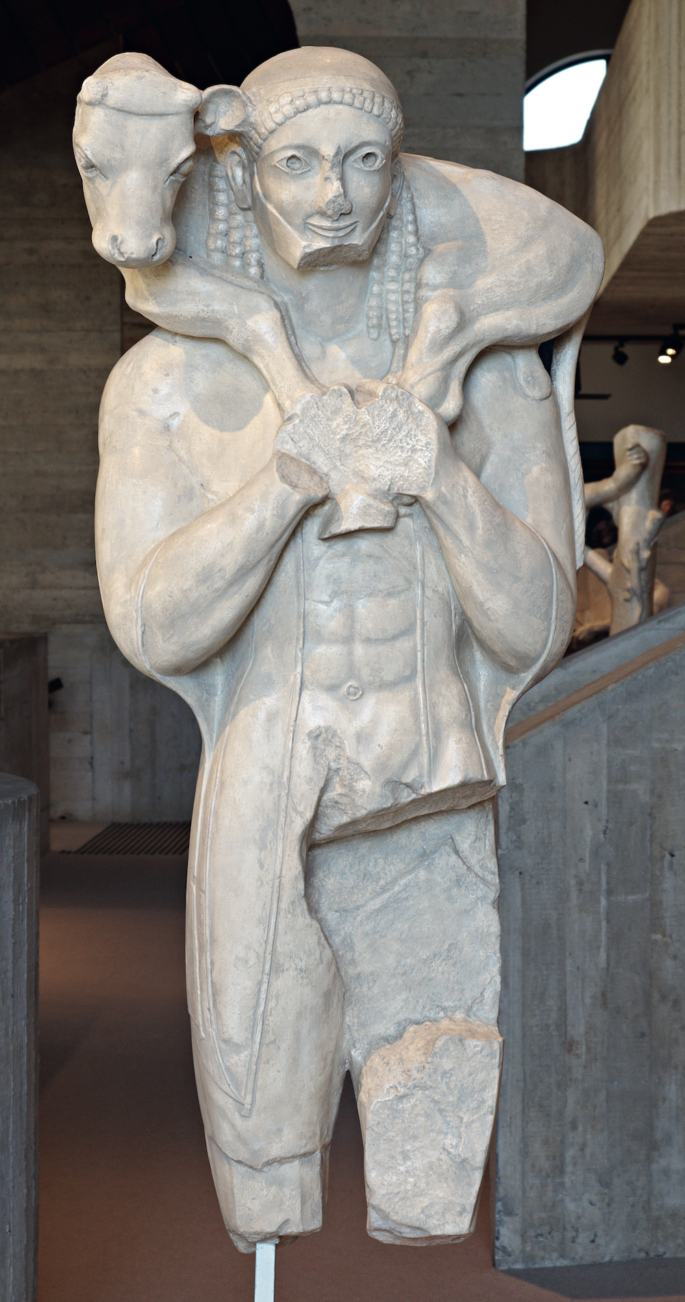 雅典卫城博物馆藏公元前 6 世纪的《荷犊者》 
