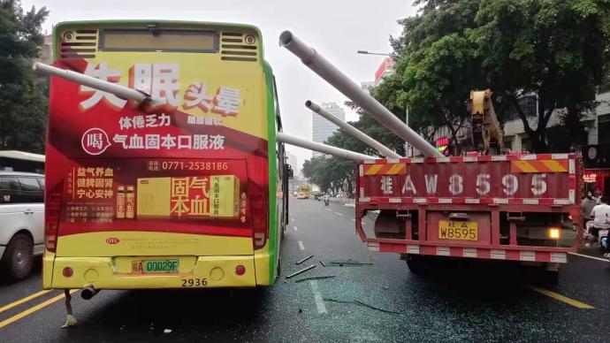 南宁一货车转弯时所载灯杆插入公交，两名乘客受伤