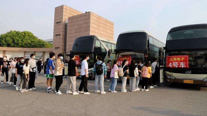 江苏一高校包十辆大巴接送专升本学生：希望他们考试时更安心
