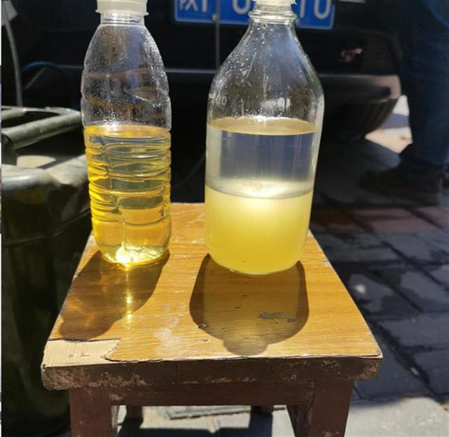 正常汽油（左）与涉事加油站汽油（右）对比