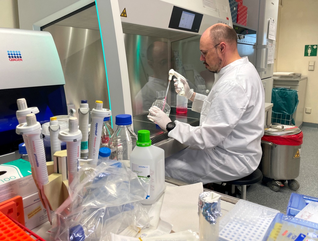 5月20日，在德国报告猴痘确诊病例后，研究人员在德国慕尼黑的一家实验室内工作。新华社 图