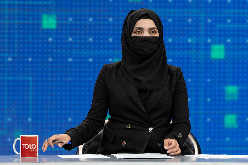 当地时间2022年5月22日，阿富汗喀布尔，Tolo电视台现场直播中，女主持人用面罩遮住了脸。