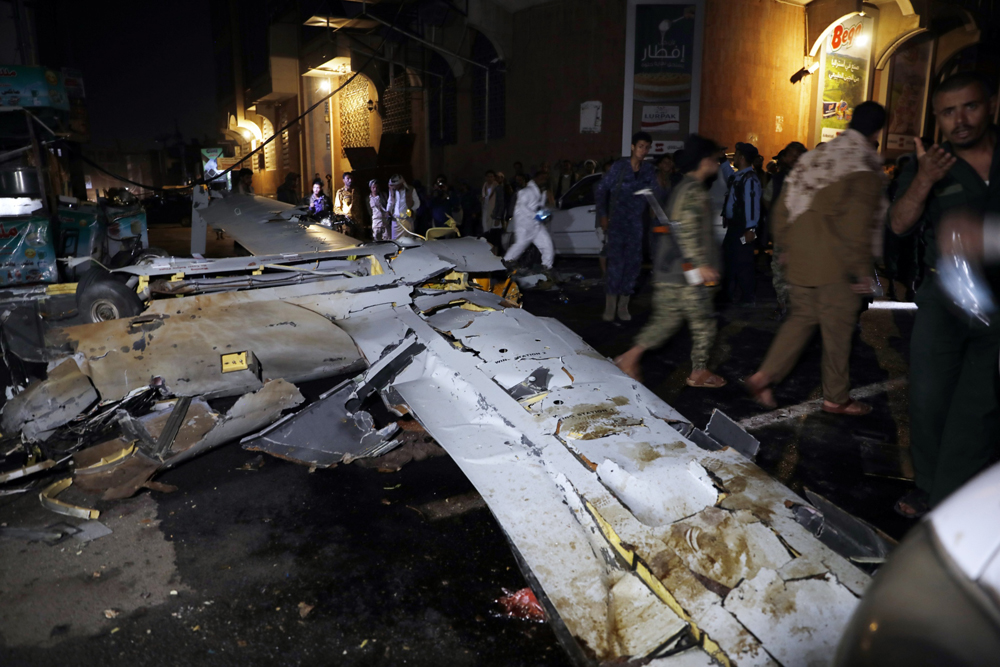 当地时间2022年5月23日，也门首都萨那，也门胡塞武装宣布使用地对空导弹击落了一架沙特主导的联军的无人侦察机，无人机残骸掉在了萨那市中心。