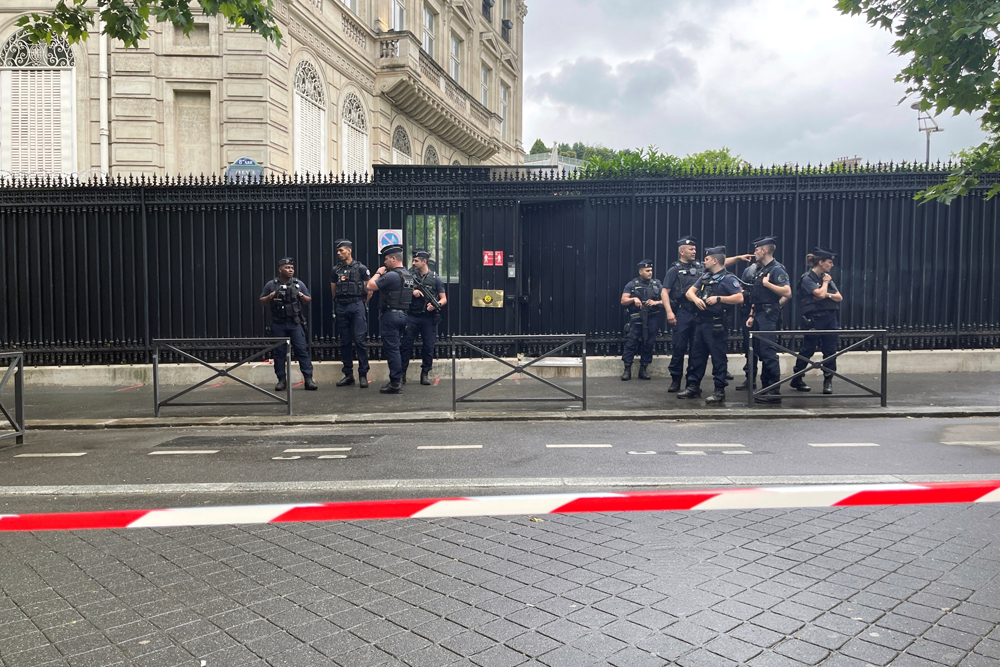 当地时间2022年5月23日，法国巴黎，卡塔尔驻巴黎大使馆的保安人员被杀害，警方在周边巡逻。