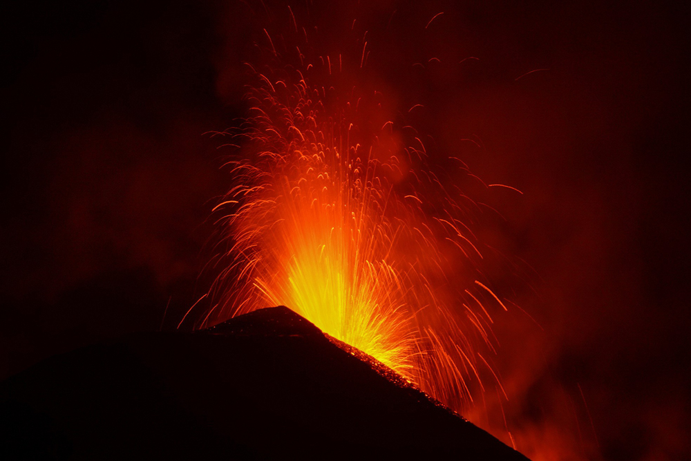 当地时间2022年5月23日，意大利，埃特纳火山喷发。