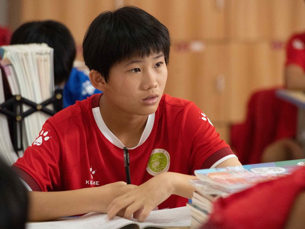 图为琼中女足U15队员黄薇薇在课上听讲。新华社记者胡智轩摄