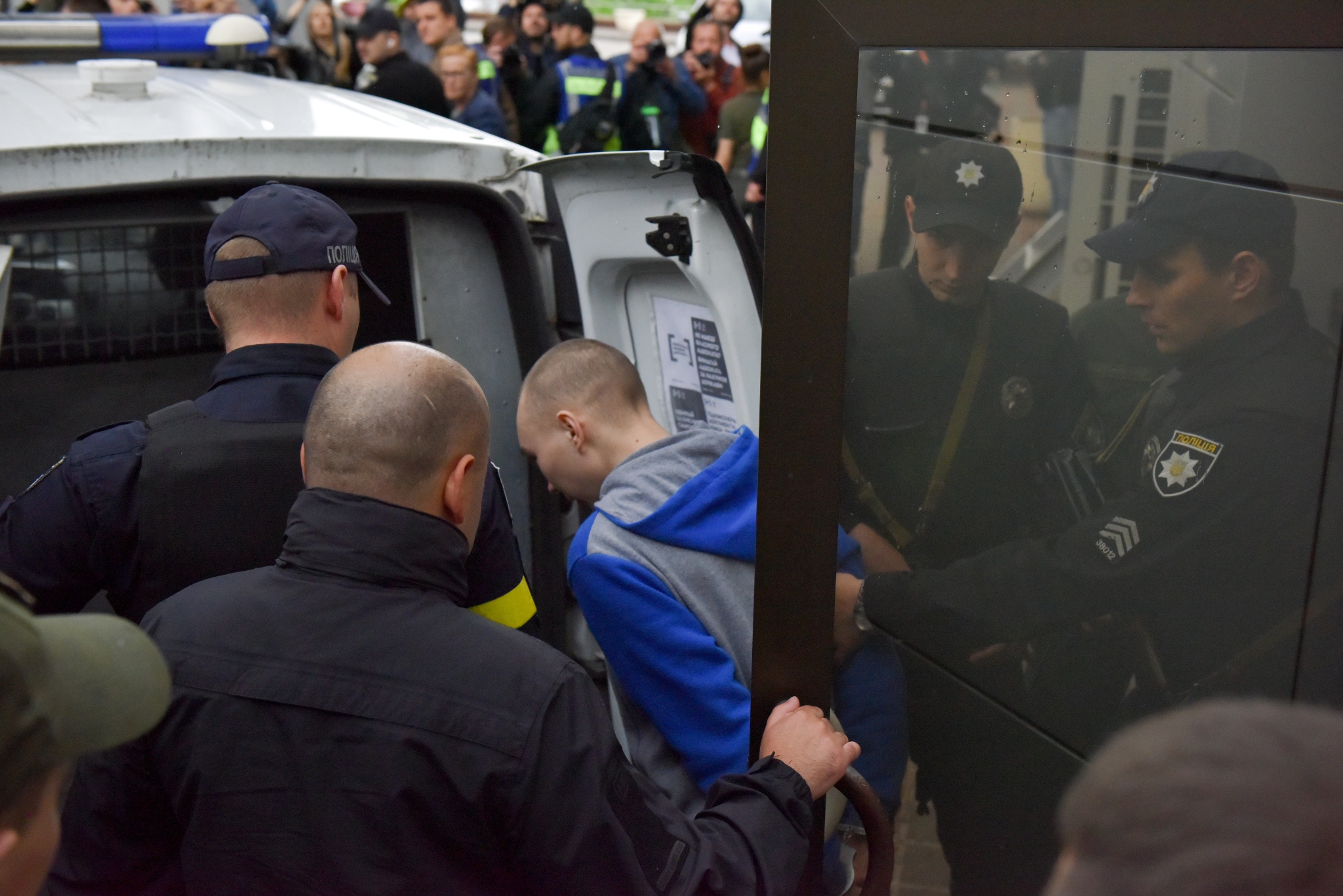 当地时间2022年5月23日，在乌克兰基辅举行法庭听证会后，俄罗斯士兵瓦迪姆·希希马林（Vadim Shishimarin）被警察护送到警车上。