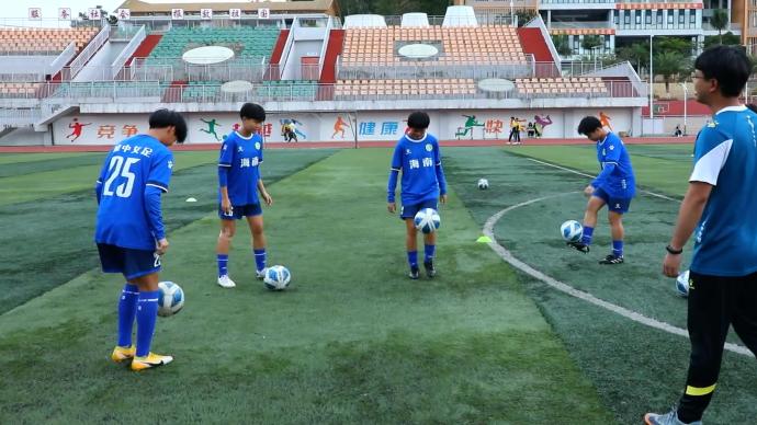 海南黎族姑娘的足球队：踢出个未来