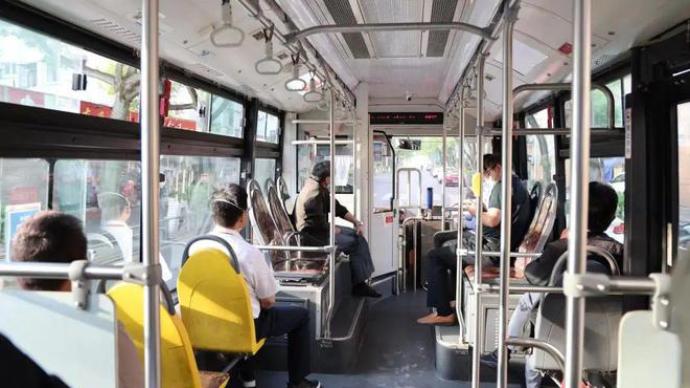 上海金山：明起允许私家车在全区通行，区域内公交全面恢复