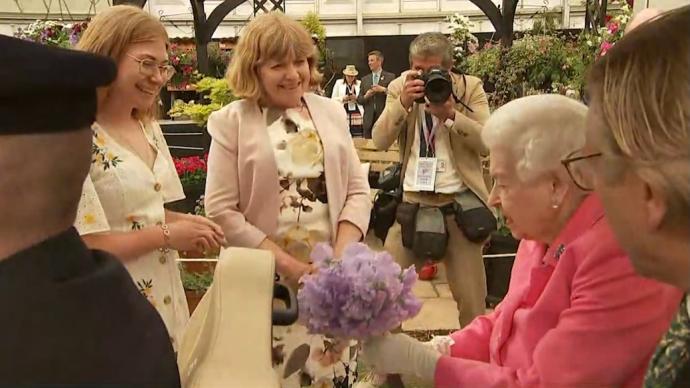 10天内3次公开亮相！96岁英女王乘代步车参观花展